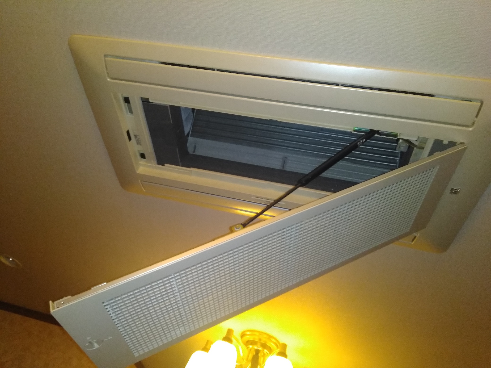 エアコン天井カセット型（４方向）クリーニング
