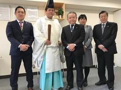 image1 東京営業所移転開所式・品川神社宮司様と.JPG